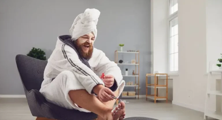 Мъж поддържа ноктите си у дома