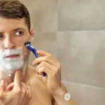 Мъж поддържа здрава кожа с ежедневна рутина