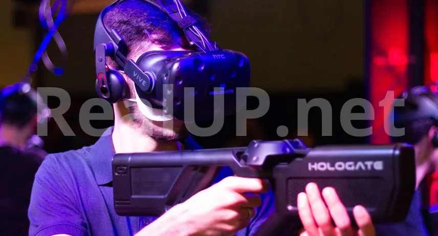 Мъж играе VR игра с каска и контролери през 2025 година