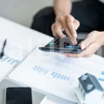 Мъж пресмята как да спести пари от ежедневните си разходи
