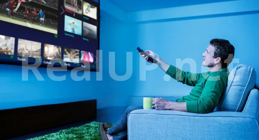 Модерен умен телевизор с OLED дисплей в мъжки интериор през 2025 година