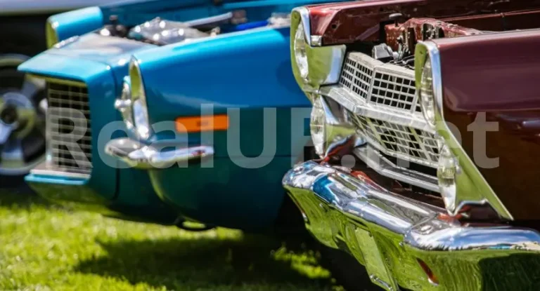 Ретро автомобили от различни епохи, паркирани на изложение
