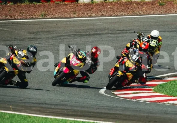 Състезатели от MotoGP в оспорвана битка на пистата през сезон 2025