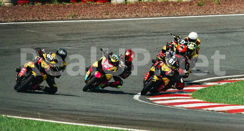 Състезатели от MotoGP в оспорвана битка на пистата през сезон 2025